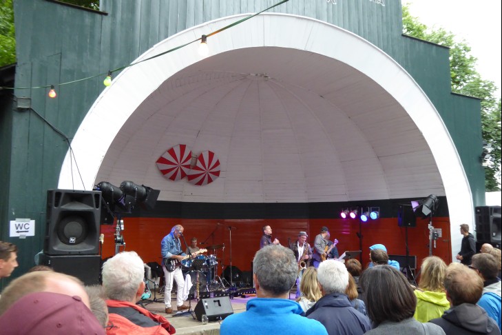 Kindergarten mit Rockmusik